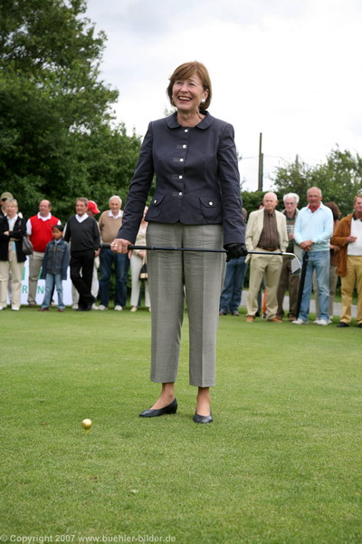 ©IMG_0435.jpg - Am Samstag, den 23.06.2007, hatte ich die Gelegenheit Frau Eva Luise Köhler, die Frau von unserem derzeitigen Bundespräsidenten Herrn Horst Köhler, bei der Einweihung von weiteren 9-Löcher des Golfplatzes Ludwigsburg, dem Golfclub Schloss Monrepos (GCM), zu fotografieren.