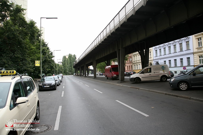 Berlin_Ost_Hauptverkehrstraße mit einer U-Bahn Strecke über der Straße_IMG_9371.jpg
