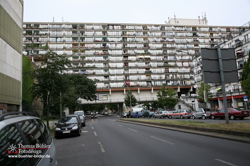 Berlin_Ost_Haus ueber die Straße_IMG_9360.jpg