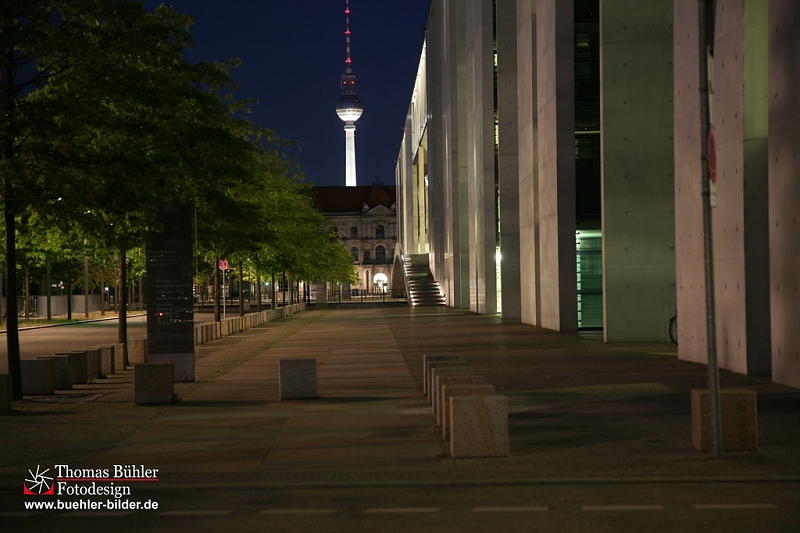Berlin_West_Regierungsgebaeude am Paul-Loebe-Haus mnit Blick zum Fernsehturm bei Nacht_IMG_9162.jpg