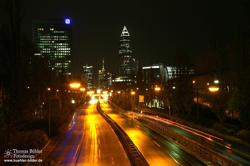 Frankfurt am Main bei Nacht und Regen mit Blick auf den Messeturm IMG_4368.jpg