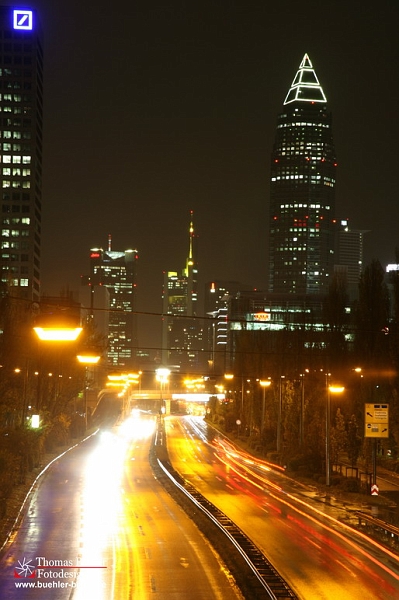 Frankfurt am Main bei Nacht und Regen mit Blick auf den Messeturm IMG_4433.jpg