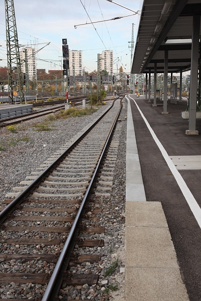 01.11.2011_weiterbau der vorhandenen Bahnsteige_IMG_9812.JPG